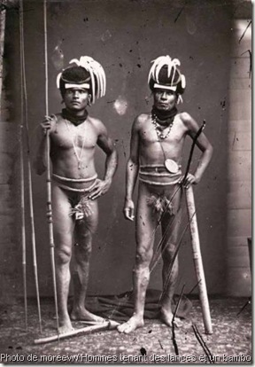 nouvelle-caledonie photo de moreew - Hommes tenant des lances et un bambou, Archives de la Nouvelle-Calédonie – 2NUM 9 – 162, © Archives de la NC