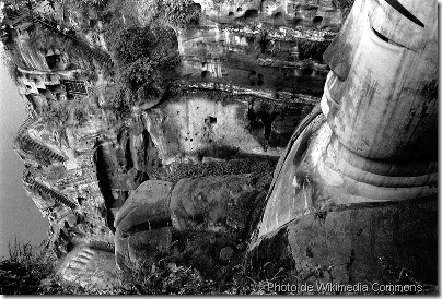 bouddha de leshan noir et blanc