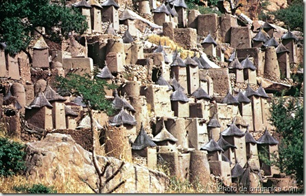 village dogon au flanc de la falaise-art dogon