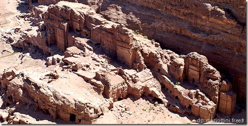 LES TOMBEAUX  DE PETRA VUS DU HAUT LIEU DU SACRIFICE--www.wonderful-art.fr