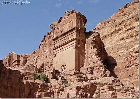 Uneishu_Tomb,_Petra-www.wonderful-art.fr