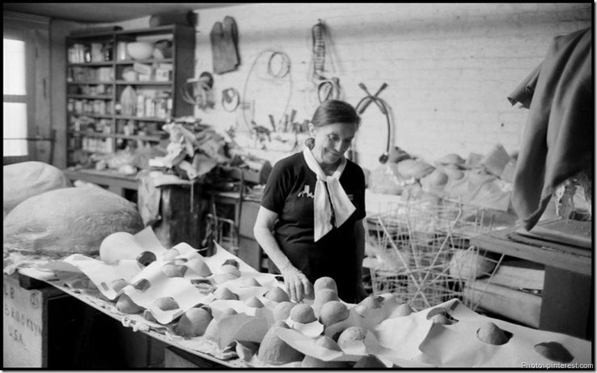 louise bourgeois dans son atelier