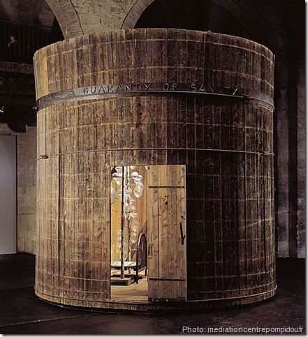 precious Liquids 1992 Bois de cèdre, fer, eau, verre, albâtre, tissu, coussins brodés, vêtement, 427 x 442 cm